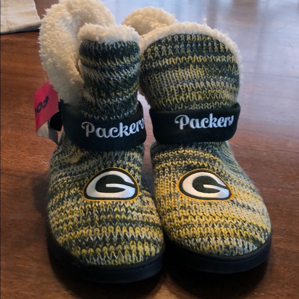 Never worn packer slippers size m 7-8 size